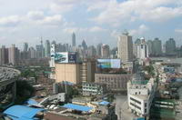 панорама города, вдалеке видны небоскрёб Jin Mao Tower и телебашня ::Жемчужина Востока::